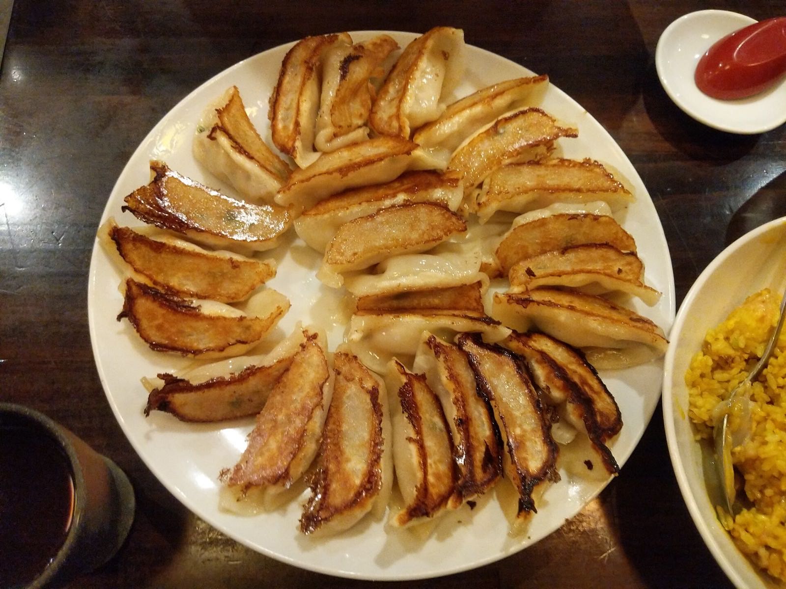 Gyoza arranged in a circle (sample image)